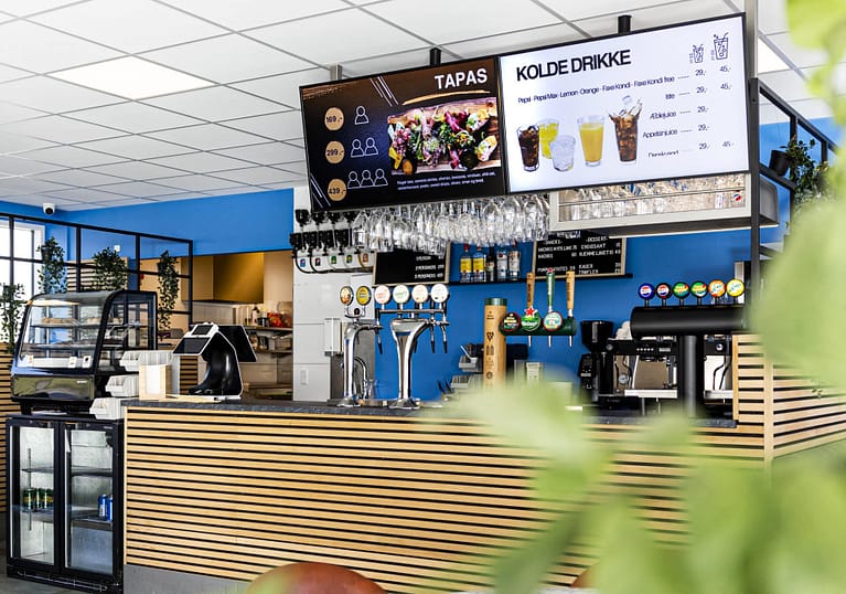 Indendørs infoskærme opsat i restaurant